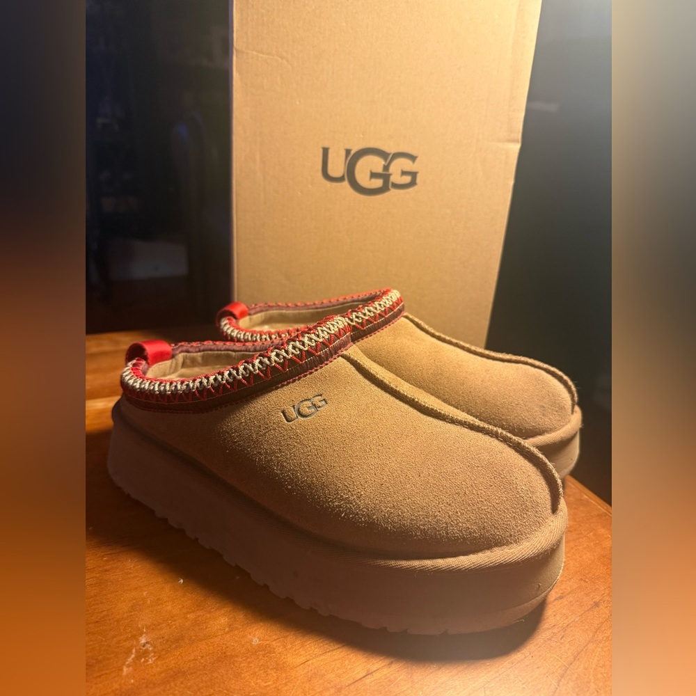 UGG Tazz Platform Slippers. GUC.
